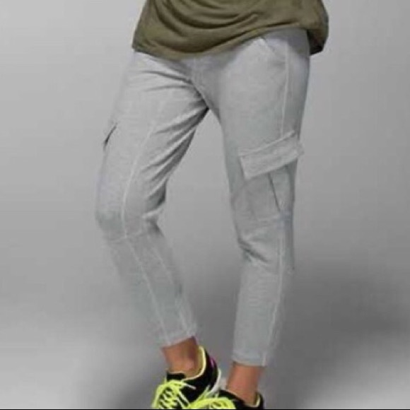 lululemon athletica Pants - Lululemon cropped cargo leggings